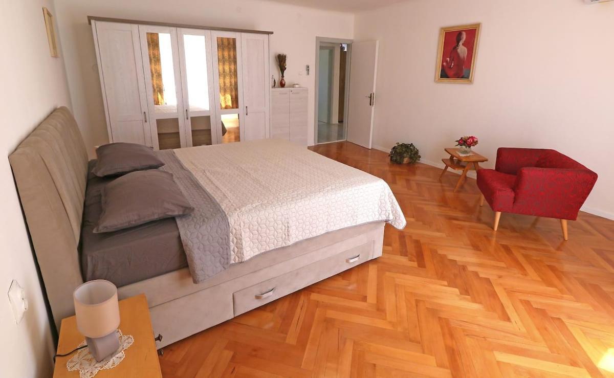 Elegant Luxury 2-bedroom In Center Apartament *