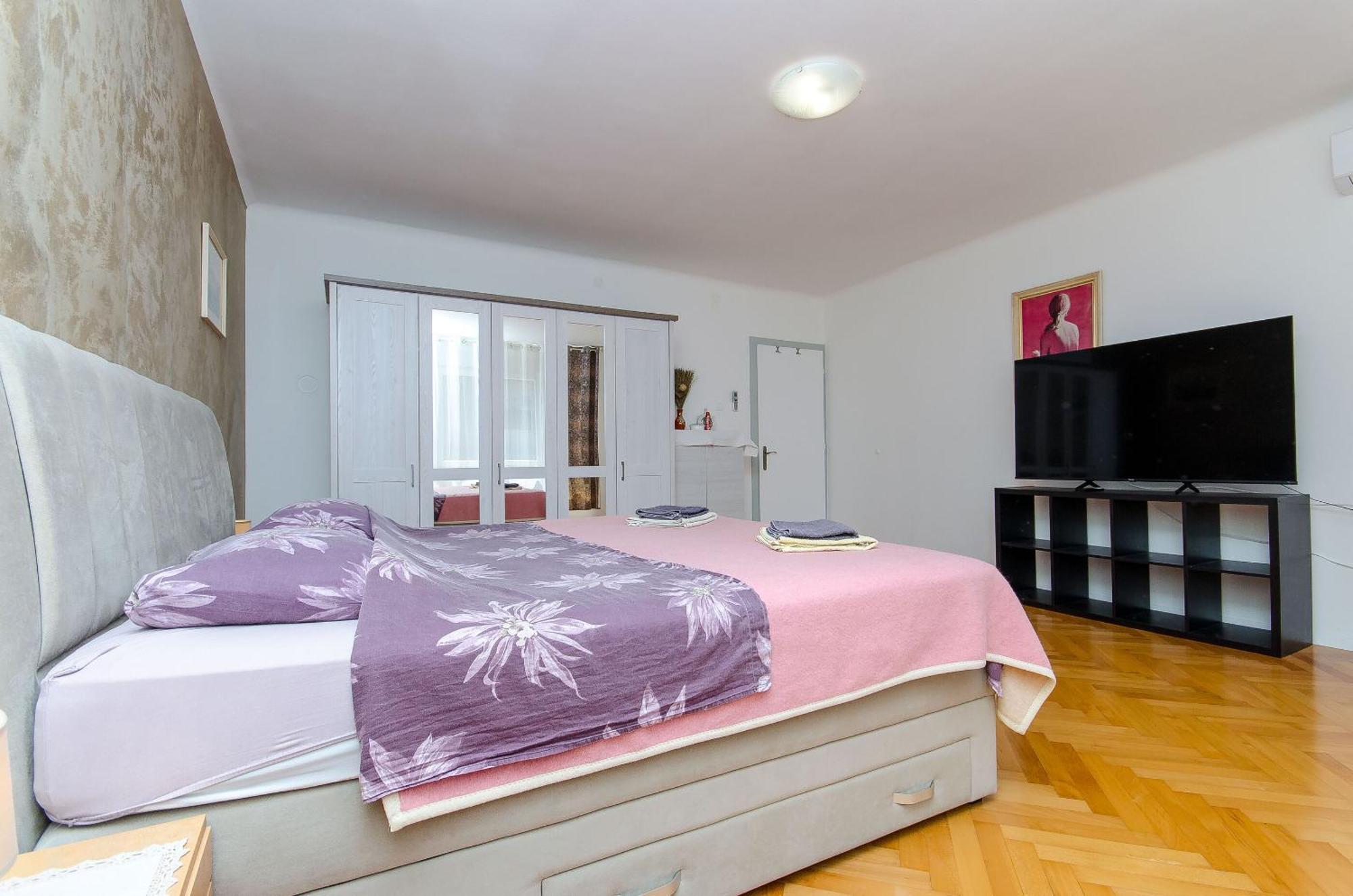 Elegant Luxury 2-bedroom In Center Apartament *