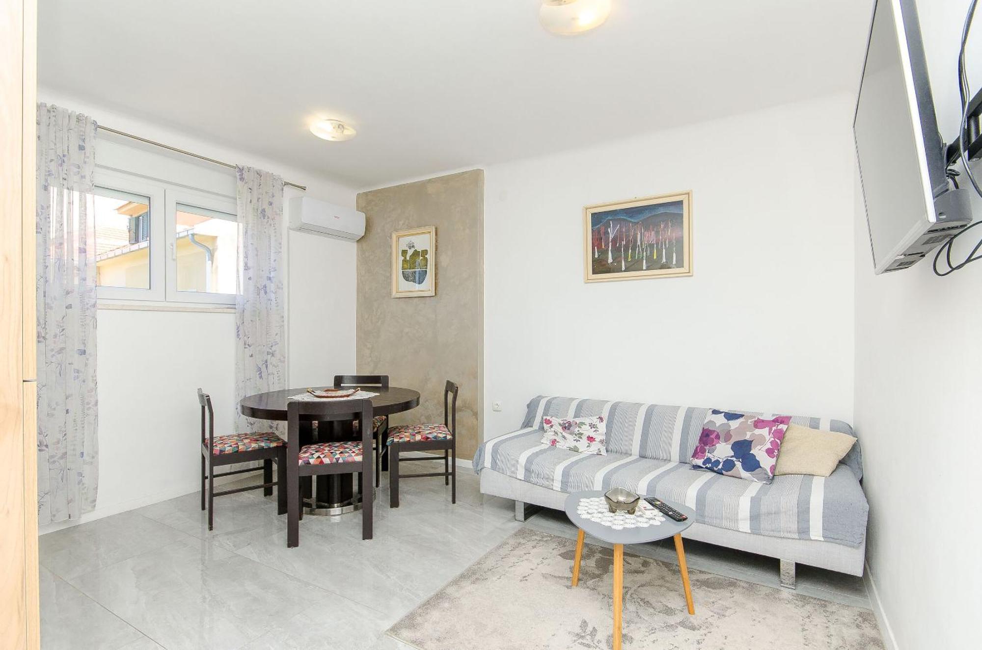Elegant Luxury 2-bedroom In Center Apartament Split